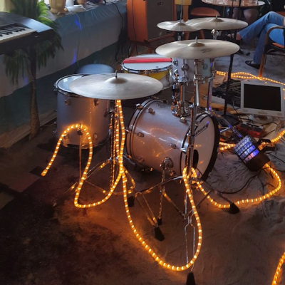 Foto: Schlagzeug und Lichtschlauch
